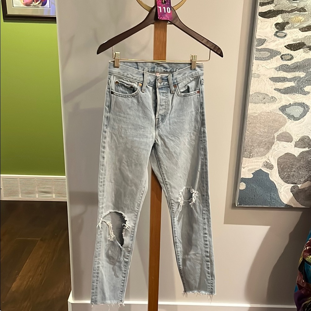 #110 Levi's Light Blue Straight Leg Jeans Size 24 W 13.5, R 9, L 27